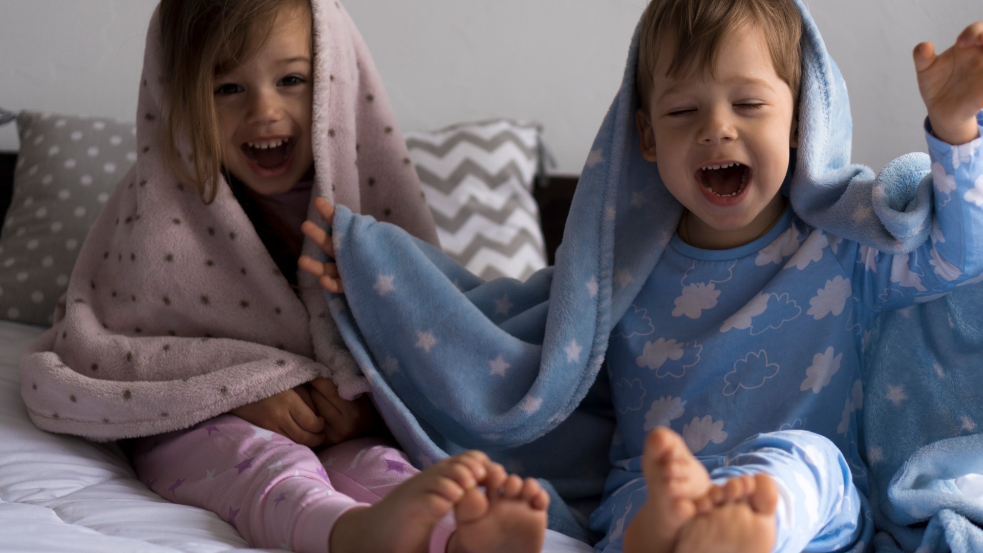 niños en cama y pijama